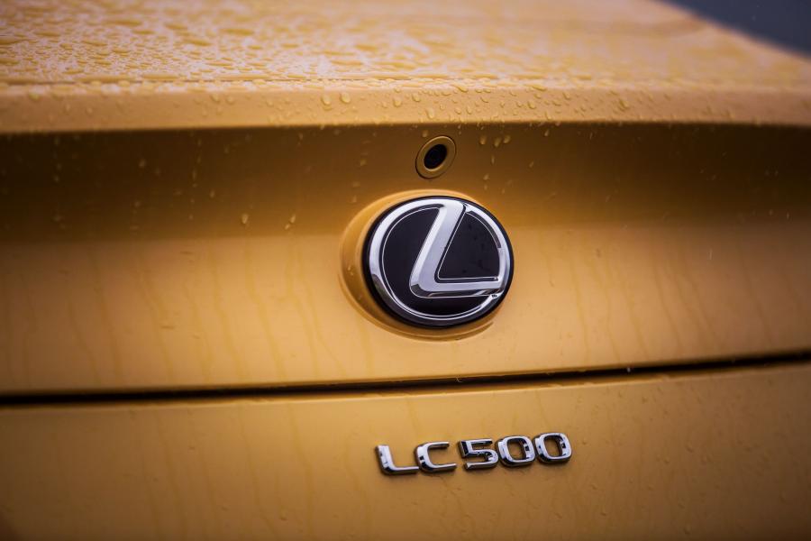 Логотип Lexus LC500 2017 года  (UK) (фото 12 из 40)